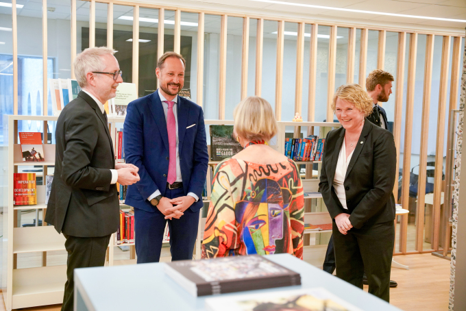 I forkant av lanseringen fikk Kronprinsen en omvisning i Norads lokaler i Oslo og møtte noen av de ansatte. Foto: Sara Svanemyr, Det kongelige hoff